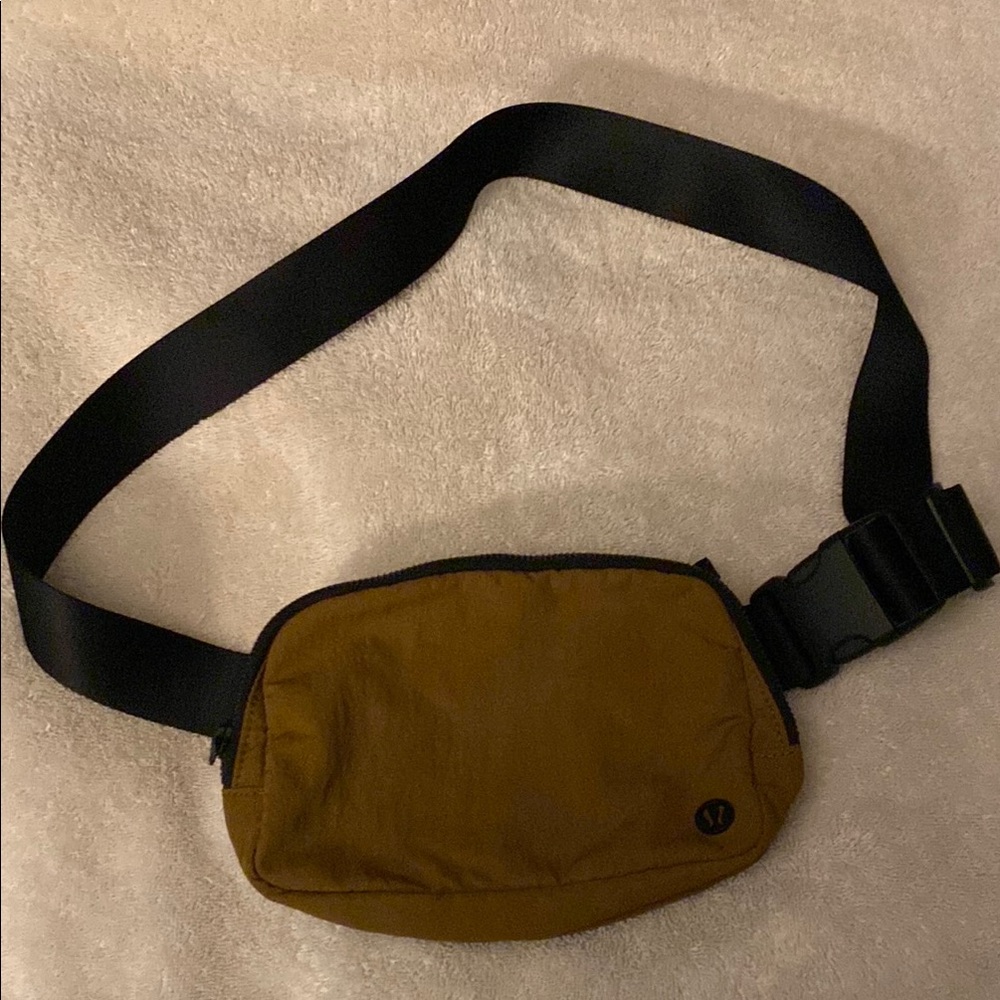 Lululemon everywhere belt bag